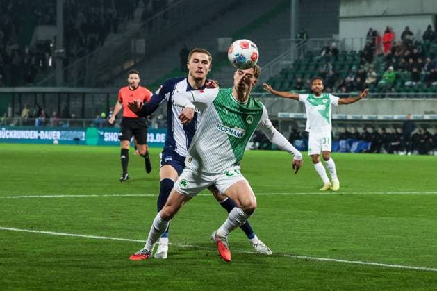 Action between Luca Itter 27 Spvgg Greuther Fuerth and Marten Winkler 22 Hertha BSC Berlin , Spvgg Greuther Fuerth vs Hertha BSC Berlin, Football, 2 Bundesliga, DFL, Saison 2025 2026, Hinrunde, 16 Spieltag, 12 12 2025 DFB regulations prohibit any use of photographs as image sequences and or quasi video Fuerth Bayern Germany Copyright: xkolbert-press MartinxAgüerax