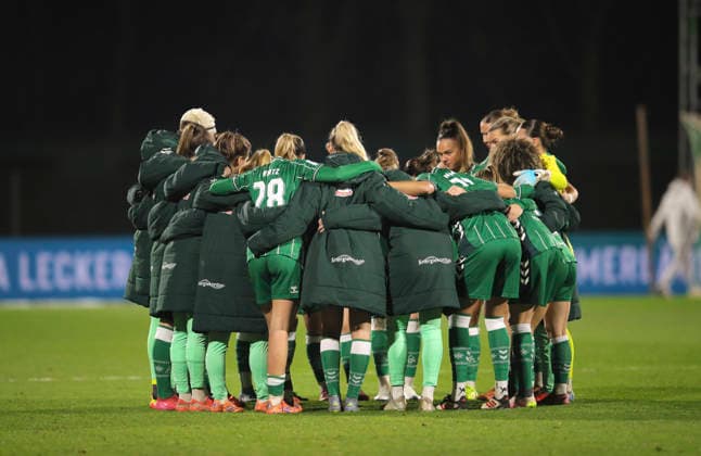 Photo the Bremen team at the welcome before the kick-off Football Google Pixel Womens Bundesliga , matchday 13 on Fri 12 12 2025 Werder Bremen Bayer 04 Leverkusen
