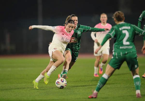 Photo Hanna NEMETH Werder vs Loreen BENDER Leverkusen Soccer Google Pixel Women Bundesliga , Matchday 13 on Fri 12 12 2025 Werder Bremen Bayer 04 Leverkusen