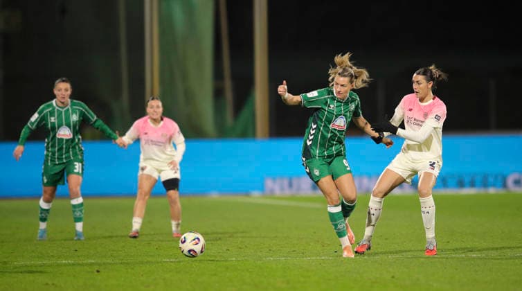 Photo Medina DESIC Werder vs Selina Ostermeier right , Leverkusen Soccer Google Pixel Women Bundesliga , Matchday 13 on Fri 12 12 2025 Werder Bremen Bayer 04 Leverkusen