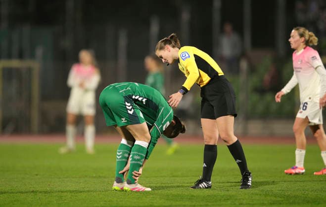 Photo Michelle ULBRICH Werder is slightly injured after a foul Soccer Google Pixel Womens Bundesliga , matchday 13 on Fri 12 12 2025 Werder Bremen Bayer 04 Leverkusen