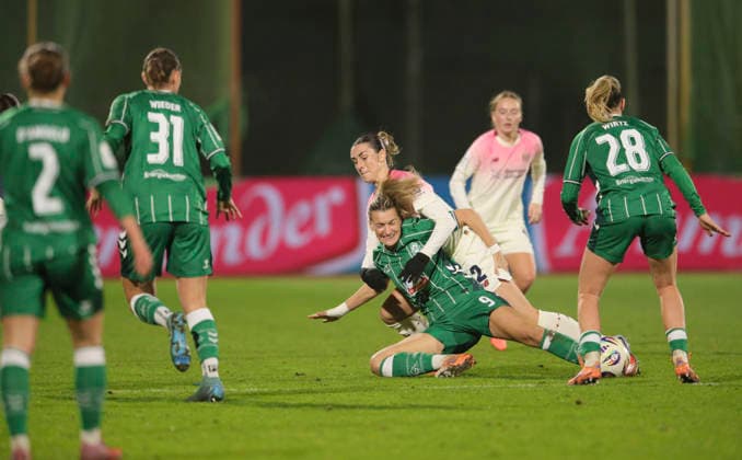 Photo Medina DESIC Werder comes to fall against Selina Ostermeier Leverkusen Soccer Google Pixel Womens Bundesliga , matchday 13 on Fri 12 12 2025 Werder Bremen Bayer 04 Leverkusen