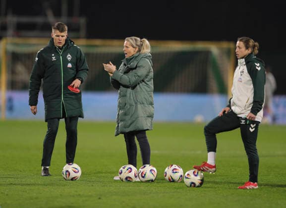 Photo Coach Friederike KROMP Werder Football Google Pixel Womens Bundesliga , matchday 13 on Fri 12 12 2025 Werder Bremen Bayer 04 Leverkusen