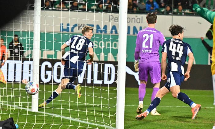 12 12 2025 Soccer Season 2025 2026 2 Soccer Bundesliga 16 Matchday SpVgg Greuther Fürth Kleeblatt Hertha BSC Berlin Sportfoto Zink MeZi xmexzix DFL regulations prohibit any use of photographs as image sequences and or quasi video only for editorial use Jan Luca Luca Schuler 18, Hertha BSC Berlin erzielt Treffer Tor Torschuß