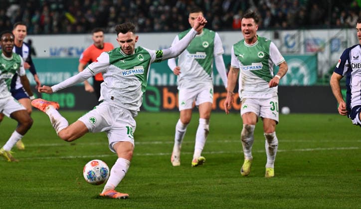 12 12 2025 Soccer season 2025 2026 2 Soccer Bundesliga 16 Matchday SpVgg Greuther Fürth Kleeblatt Hertha BSC Berlin Sportfoto Zink xwoxzix DFL regulations prohibit any use of photographs as image sequences and or quasi video only for editorial use Branimir Hrgota 10, SpVgg Greuther Fürth Chance Torchance