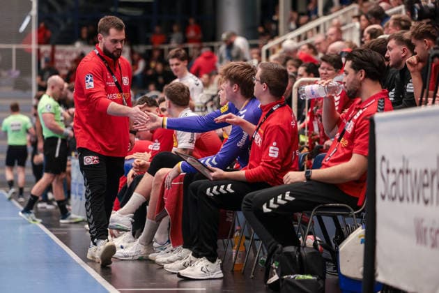 12 12 2025, Handball, Season 2025 2026, 2 Handball Bundesliga, 15 Matchday, TuSEM Essen TuS N Lübbecke, Coach Kenji Hövels TuSEM Essen high-fives with his team, Essen Am Hallo NRW Germany xRHR PHOTO DEx Copyright: DennisxEwert RHR-FOTOx RHR-FOTO DE