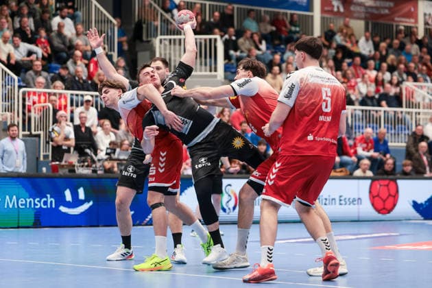 12 12 2025, Handball, Season 2025 2026, 2 Handball Bundesliga, 15 Matchday, TuSEM Essen TuS N Lübbecke, f l Felix Göttler TuSEM Essen , Jo Gerrit Genz TuS N LÜbbecke , Valentin Willner TuSEM Essen , Essen Am Hallo NRW Germany xRHR PHOTO DEx Copyright: DennisxEwert RHR-FOTOx RHR-FOTO DE