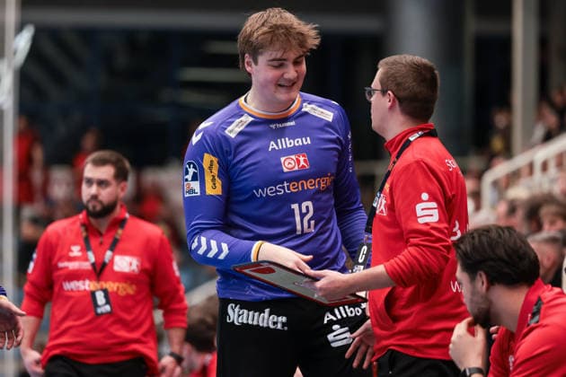12 12 2025, Handball, Season 2025 2026, 2 Handball Bundesliga, 15 Matchday, TuSEM Essen TuS N Lübbecke, f l Goalkeeper Finn Knaack TuSEM Essen , Goalkeeper Coach Dorian Wagner TuSEM Essen , Essen Am Hallo NRW Germany xRHR PHOTO DEx Copyright: DennisxEwert RHR-FOTOx RHR-FOTO DE