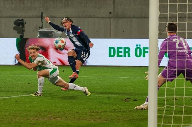 Fabian Reese 11 Hertha BSC Berlin scores a goal that is disallowed for offside, with Jannik Dehm 23 Spvgg Greuther Fuerth and Timo Schlieck 21 Spvgg Greuther Fuerth , Action, Spvgg Greuther Fuerth vs Hertha BSC Berlin, Football, 2 Bundesliga, DFL, Season 2025 2026, First round, Matchday 16, 12 12 2025 DFB regulations prohibit any use of photographs as image sequences and or quasi video Fuerth Bayern Germany Copyright: xkolbert-press MartinxAgüerax