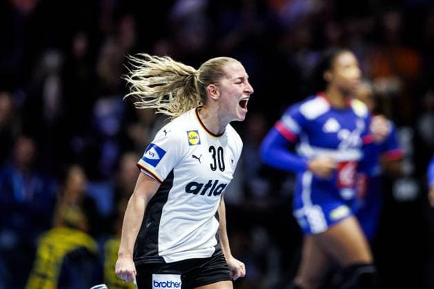 ROTTERDAM - Jenny Behrend (GER) in action during Germany s semifinal match against France at the World Handball Championship. ANP IRIS VAN DEN BROEK xVIxANPxSportx xxANPxIVx 544682637 originalFilename: 544682637.jpg