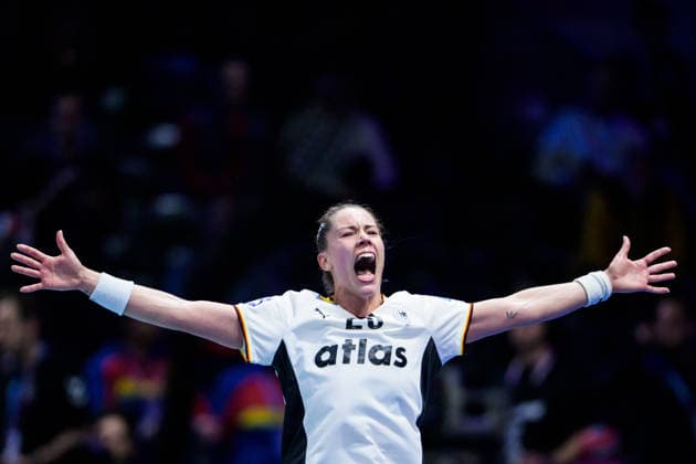 251212 Emily Vogel of Germany celebrates during the IHF Women s World Championship semifinal between France and Germany on December 12, 2025 in Rotterdam Photo Joel Marklund BILDBYRAN kod JM JM0755 bbeng handball handball handball vm handball vm handbolls vm ihf handball world championship world handball championship 2025 world championship 2025 semifinal semifinals france germany france women jubel  Copyright: JOELxMARKLUND BB251212JM014