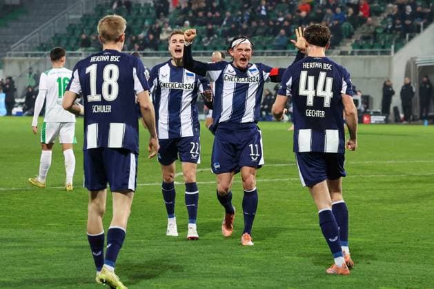 Goal celebration of the Hertha BSC Berlin team after the 2 0 by Luca Schuler 18 Hertha BSC Berlin , with Linus Gechter 44 Hertha BSC Berlin and Fabian Reese 11 Hertha BSC Berlin and Marten Winkler 22 Hertha BSC Berlin , Spvgg Greuther Fuerth vs Hertha BSC Berlin, Soccer, 2 Bundesliga, DFL, Season 2025 2026, First round, Matchday 16, 12 12 2025 DFB regulations prohibit any use of photographs as image sequences and or quasi video Fuerth Bayern Germany Copyright: xkolbert-press MartinxAgüerax