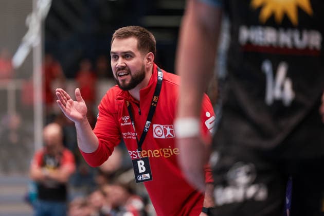 12 12 2025, Handball, Season 2025 2026, 2 Handball Bundesliga, 15 Matchday, TuSEM Essen TuS N Lübbecke, Coach Kenji Hövels TuSEM Essen gives instructions, Essen Am Hallo NRW Germany xRHR PHOTO DEx Copyright: DennisxEwert RHR-FOTOx RHR-FOTO DE