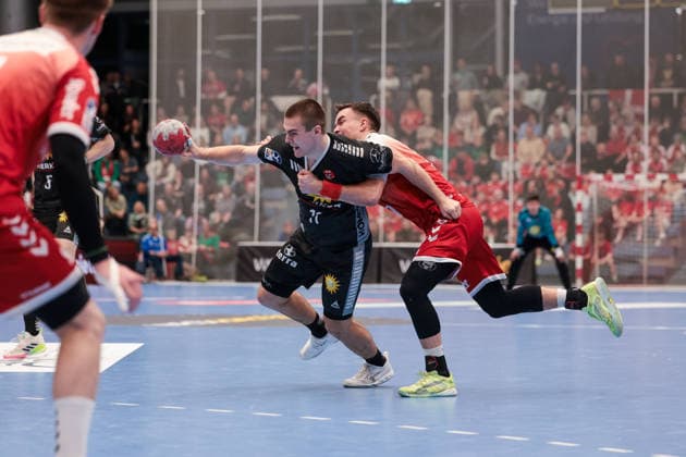 12 12 2025, Handball, Season 2025 2026, 2 Handball Bundesliga, 15 Matchday, TuSEM Essen TuS N Lübbecke, f l Kasper Haugen Furu TuS N LÜbbecke , Max Neuhaus TuSEM Essen , Essen Am Hallo NRW Germany xRHR PHOTO DEx Copyright: DennisxEwert RHR-FOTOx RHR-FOTO DE