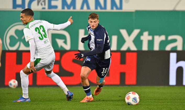 12 12 2025 Soccer Season 2025 2026 2 Soccer Bundesliga 16 Matchday SpVgg Greuther Fürth Kleeblatt Hertha BSC Berlin Sportfoto Zink MeZi xmexzix DFL regulations prohibit any use of photographs as image sequences and or quasi video only for editorial use Maximilian Solomon Dietz 33, SpVgg Greuther Fürth Michael Cuisance 10, Hertha BSC Berlin, rechts