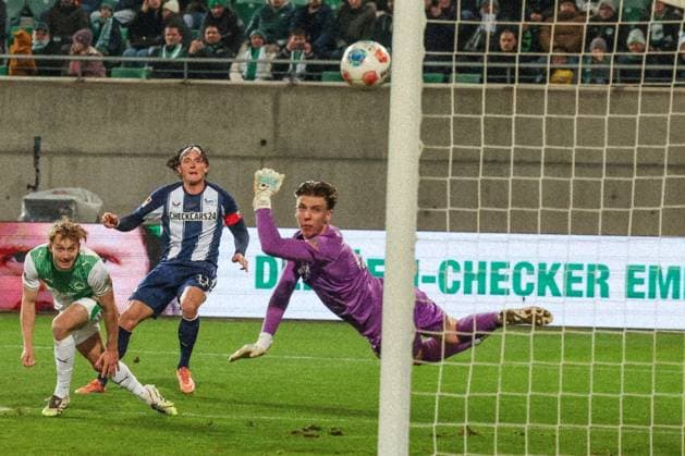 Fabian Reese 11 Hertha BSC Berlin scores a goal that is disallowed for offside, with Jannik Dehm 23 Spvgg Greuther Fuerth and Timo Schlieck 21 Spvgg Greuther Fuerth , Action, Spvgg Greuther Fuerth vs Hertha BSC Berlin, Football, 2 Bundesliga, DFL, Season 2025 2026, First round, Matchday 16, 12 12 2025 DFB regulations prohibit any use of photographs as image sequences and or quasi video Fuerth Bayern Germany Copyright: xkolbert-press MartinxAgüerax