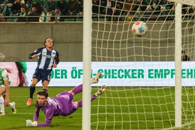 Fabian Reese 11 Hertha BSC Berlin scores a goal that is disallowed for offside, with Jannik Dehm 23 Spvgg Greuther Fuerth and Timo Schlieck 21 Spvgg Greuther Fuerth , Action, Spvgg Greuther Fuerth vs Hertha BSC Berlin, Football, 2 Bundesliga, DFL, Season 2025 2026, First round, Matchday 16, 12 12 2025 DFB regulations prohibit any use of photographs as image sequences and or quasi video Fuerth Bayern Germany Copyright: xkolbert-press MartinxAgüerax