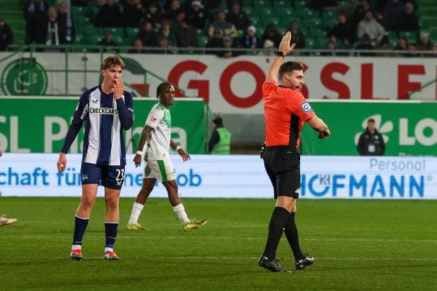 Referee Referee Tom Bauer decides on offside, the goal by Fabian Reese 11 Hertha BSC Berlin is disallowed, Spvgg Greuther Fuerth vs Hertha BSC Berlin, Football, 2 Bundesliga, DFL, Season 2025 2026, Hinrunde, 16 Spieltag, 12 12 2025 DFB regulations prohibit any use of photographs as image sequences and or quasi video Fuerth Bayern Germany Copyright: xkolbert-press MartinxAgüerax