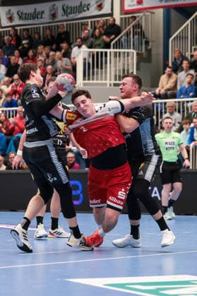 12 12 2025, Handball, Season 2025 2026, 2 Handball Bundesliga, 15 Matchday, TuSEM Essen TuS N Lübbecke, f l Sven Wesseling TuS N LÜbbecke , Valentin Willner TuSEM Essen , Jo Gerrit Genz TuS N LÜbbecke , Essen Am Hallo NRW Germany xRHR PHOTO DEx Copyright: DennisxEwert RHR-FOTOx RHR-FOTO DE