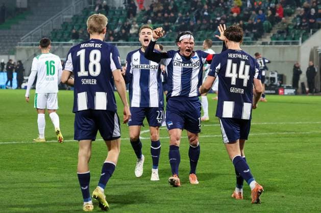 Goal celebration of the Hertha BSC Berlin team after the 2 0 by Luca Schuler 18 Hertha BSC Berlin , with Linus Gechter 44 Hertha BSC Berlin and Fabian Reese 11 Hertha BSC Berlin and Marten Winkler 22 Hertha BSC Berlin , Spvgg Greuther Fuerth vs Hertha BSC Berlin, Soccer, 2 Bundesliga, DFL, Season 2025 2026, First round, Matchday 16, 12 12 2025 DFB regulations prohibit any use of photographs as image sequences and or quasi video Fuerth Bayern Germany Copyright: xkolbert-press MartinxAgüerax