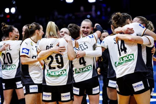 ROTTERDAM - German players celebrate their victory after Germany s semifinal match against France at the World Handball Championship. ANP IRIS VAN DEN BROEK xVIxANPxSportx xxANPxIVx 544682998 originalFilename: 544682998.jpg