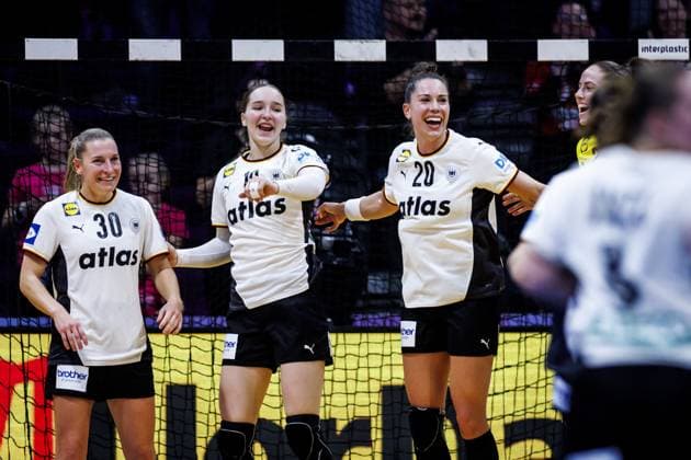 ROTTERDAM - Jenny Behrend (GER), Nieke Kühne (GER), and Emily Vogel (GER) celebrate Germany s victory after the semifinal match against France at the World Handball Championship. ANP IRIS VAN DEN BROEK xVIxANPxSportx xxANPxIVx 544683024 originalFilename: 544683024.jpg