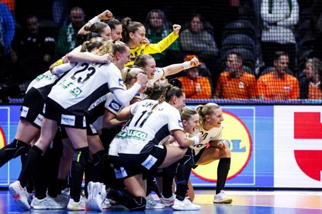 ROTTERDAM - German players celebrate their victory after Germany s semifinal match against France at the World Handball Championship. ANP IRIS VAN DEN BROEK xVIxANPxSportx xxANPxIVx 544683051 originalFilename: 544683051.jpg