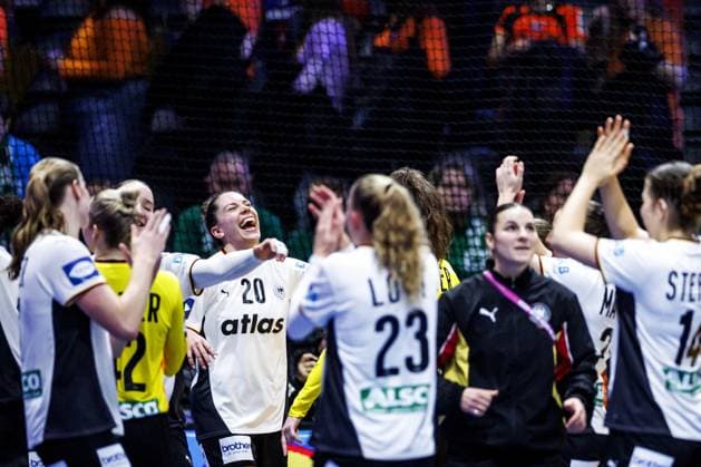 ROTTERDAM - German players celebrate their victory after Germany s semifinal match against France at the World Handball Championship. ANP IRIS VAN DEN BROEK xVIxANPxSportx xxANPxIVx 544683056 originalFilename: 544683056.jpg