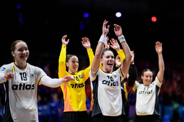 251212 Emily Vogel of Germany celebrates after the IHF Women s World Championship semifinal between France and Germany on December 12, 2025 in Rotterdam Photo Joel Marklund BILDBYRAN kod JM JM0755 bbeng handball handball handball vm handball vm handbolls vm ihf handball world championship world handball championship 2025 world championship 2025 semifinal semifinals france germany france women jubel  Copyright: JOELxMARKLUND BB251212JM018