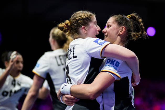 251212 Nina Engel and Xenia Smits of Germany celebrate after the IHF Women s World Championship semifinal between France and Germany on December 12, 2025 in Rotterdam Photo Joel Marklund BILDBYRAN kod JM JM0755 bbeng handball handball handball vm handball vm handbolls vm ihf handball world championship world handball championship 2025 world championship 2025 semifinal semifinals france germany france women jubel  Copyright: JOELxMARKLUND BB251212JM019