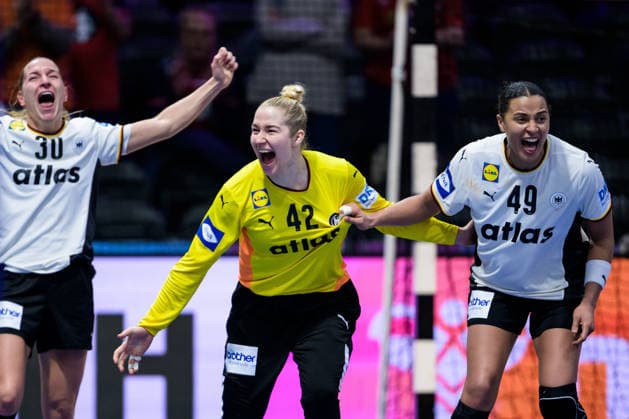 251212 Jenny Behrend, goalkeeper Katharina Filter and AimÃ e von Pereira of Germany celebrate after the IHF Women s World Championship semifinal between France and Germany on December 12, 2025 in Rotterdam Photo Joel Marklund BILDBYRAN kod JM JM0755 bbeng handball handboll handball vm handball vm handbolls vm ihf handball world championship world handball championship 2025 world championship 2025 semifinal semifinals france germany france germany dam jubel  Copyright: JOELxMARKLUND BB251212JM020