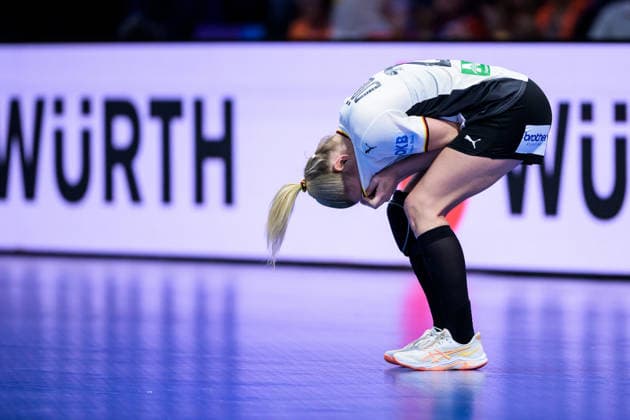 251212 Antje Döll of Germany celebrates after the IHF Women s World Championship semifinal between France and Germany on December 12, 2025 in Rotterdam Photo Joel Marklund BILDBYRAN kod JM JM0755 bbeng handball handball handball vm handball vm handbolls vm ihf handball world championship world handball championship 2025 world championship 2025 semifinal semifinals france germany france women jubel  Copyright: JOELxMARKLUND BB251212JM023