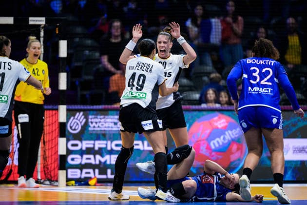 251212 AimÃ e von Pereira and Emily Vogel of Germany celebrate in front of Clarisse Mairot of France during the IHF Women s World Championship semifinal between France and Germany on December 12, 2025 in Rotterdam Photo Joel Marklund BILDBYRAN kod JM JM0755 bbeng handball handboll handball vm handball vm handbolls vm ihf handball world championship world handball championship 2025 world championship 2025 semifinal semifinals frankrike tyskland france germany dam jubel  Copyright: JOELxMARKLUND BB251212JM025
