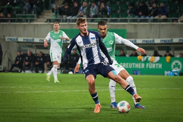 Michael Cuisance 10 Hertha BSC Berlin in duel with Maximilian Dietz 33 Spvgg Greuther Fuerth , Spvgg Greuther Fuerth vs Hertha BSC Berlin, Football, 2 Bundesliga, DFL, Saison 2025 2026, Hinrunde, 16 Spieltag, 12 12 2025 DFB regulations prohibit any use of photographs as image sequences and or quasi video Fuerth Bayern Germany Copyright: xkolbert-press MartinxAgüerax