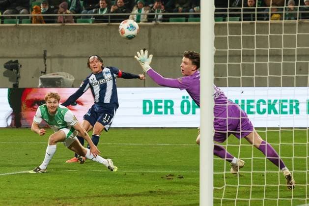 Fabian Reese 11 Hertha BSC Berlin scores a goal that is disallowed for offside, with Jannik Dehm 23 Spvgg Greuther Fuerth and Timo Schlieck 21 Spvgg Greuther Fuerth , Action, Spvgg Greuther Fuerth vs Hertha BSC Berlin, Football, 2 Bundesliga, DFL, Season 2025 2026, First round, Matchday 16, 12 12 2025 DFB regulations prohibit any use of photographs as image sequences and or quasi video Fuerth Bayern Germany Copyright: xkolbert-press MartinxAgüerax