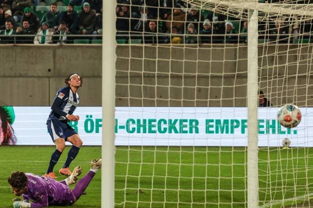 Fabian Reese 11 Hertha BSC Berlin with a goal against Timo Schlieck 21 Spvgg Greuther Fuerth , which is disallowed for offside, Spvgg Greuther Fuerth vs Hertha BSC Berlin, Football, 2 Bundesliga, DFL, Saison 2025 2026, Hinrunde, 16 Spieltag, 12 12 2025 DFB regulations prohibit any use of photographs as image sequences and or quasi video Fuerth Bayern Germany Copyright: xkolbert-press MartinxAgüerax