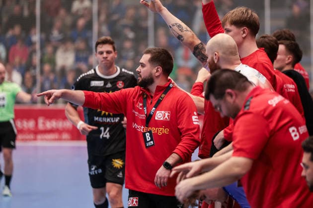 12 12 2025, Handball, Season 2025 2026, 2 Handball Bundesliga, 15 Matchday, TuSEM Essen TuS N Lübbecke, Coach Kenji Hövels TuSEM Essen gives instructions, Essen Am Hallo NRW Germany xRHR PHOTO DEx Copyright: DennisxEwert RHR-FOTOx RHR-FOTO DE