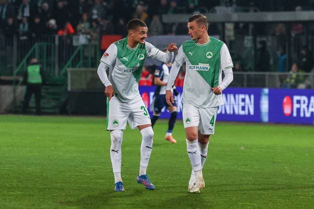 Maximilian Dietz 33 Spvgg Greuther Fuerth and Philipp Ziereis 4 Spvgg Greuther Fuerth in conversation, Spvgg Greuther Fuerth vs Hertha BSC Berlin, Football, 2 Bundesliga, DFL, Saison 2025 2026, Hinrunde, 16 Spieltag, 12 12 2025 DFB regulations prohibit any use of photographs as image sequences and or quasi video Fuerth Bayern Germany Copyright: xkolbert-press MartinxAgüerax