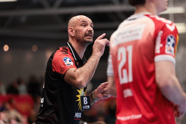 12 12 2025, Handball, Season 2025 2026, 2 Handball Bundesliga, 15 Matchday, TuSEM Essen TuS N Lübbecke, Coach Davor Dominikovic TuS N LÜbbecke gives instructions, Essen Am Hallo NRW Germany xRHR PHOTO DEx Copyright: DennisxEwert RHR-FOTOx RHR-FOTO DE