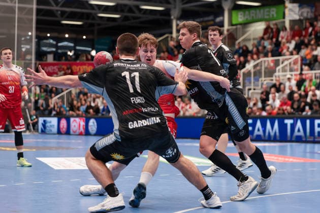 12 12 2025, Handball, Season 2025 2026, 2 Handball Bundesliga, 15 Matchday, TuSEM Essen TuS N Lübbecke, f l Kasper Haugen Furu TuS N LÜbbecke , Felix Mart TuSEM Essen , Alexander Schulze TuS N LÜbbecke , Essen Am Hallo NRW Germany xRHR PHOTO DEx Copyright: DennisxEwert RHR-FOTOx RHR-FOTO DE