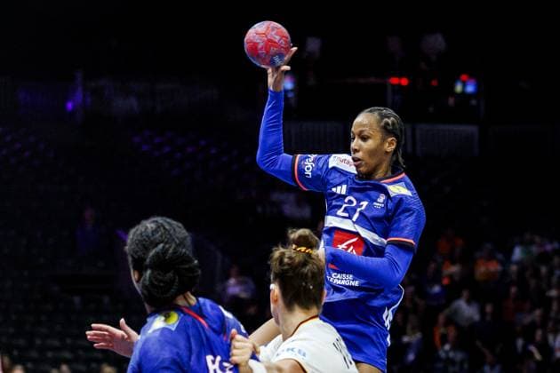ROTTERDAM - Orlane Kanor (FRA) in action during Germany s semi-final against France at the World Handball Championship. ANP IRIS VAN DEN BROEK xVIxANPxSportx xxANPxIVx 544683345 originalFilename: 544683345.jpg