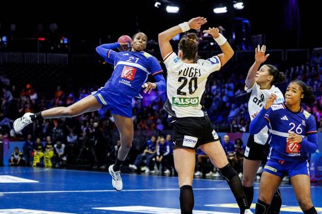 ROTTERDAM - Orlane Kanor (FRA) and Emily Vogel (GER) in action during Germany s semifinal match against France at the World Handball Championship. ANP IRIS VAN DEN BROEK xVIxANPxSportx xxANPxIVx 544683374 originalFilename: 544683374.jpg
