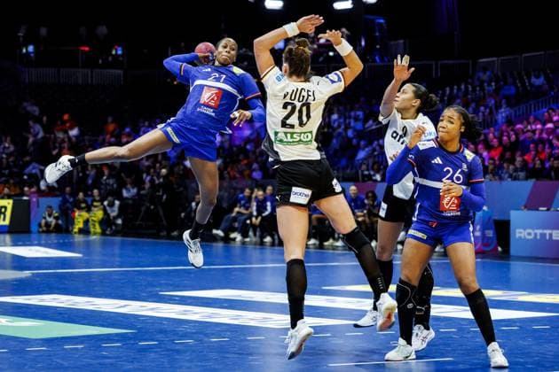 ROTTERDAM - Orlane Kanor (FRA) and Emily Vogel (GER) in action during Germany s semifinal match against France at the World Handball Championship. ANP IRIS VAN DEN BROEK xVIxANPxSportx xxANPxIVx 544683385 originalFilename: 544683385.jpg