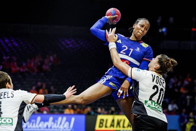 ROTTERDAM - Orlane Kanor (FRA) and Emily Vogel (GER) in action during Germany s semifinal match against France at the World Handball Championship. ANP IRIS VAN DEN BROEK xVIxANPxSportx xxANPxIVx 544683393 originalFilename: 544683393.jpg