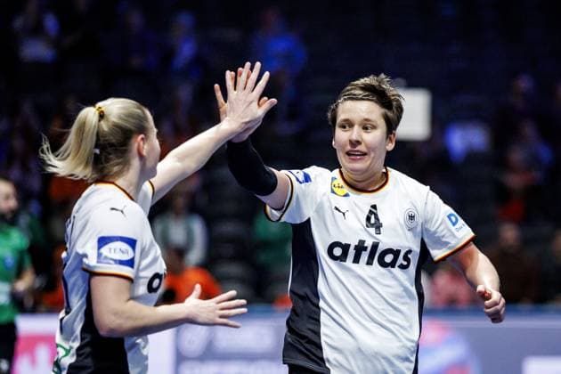 ROTTERDAM - Antje Döll (GER) and Alina Grijseels (GER) in action during Germany s semifinal match against France at the World Handball Championship. ANP IRIS VAN DEN BROEK xVIxANPxSportx xxANPxIVx 544683558 originalFilename: 544683558.jpg