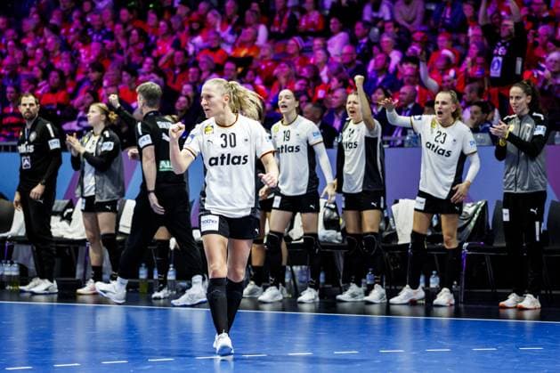 ROTTERDAM - Jenny Behrend (GER) in action during Germany s semifinal match against France at the World Handball Championship. ANP IRIS VAN DEN BROEK xVIxANPxSportx xxANPxIVx 544683565 originalFilename: 544683565.jpg
