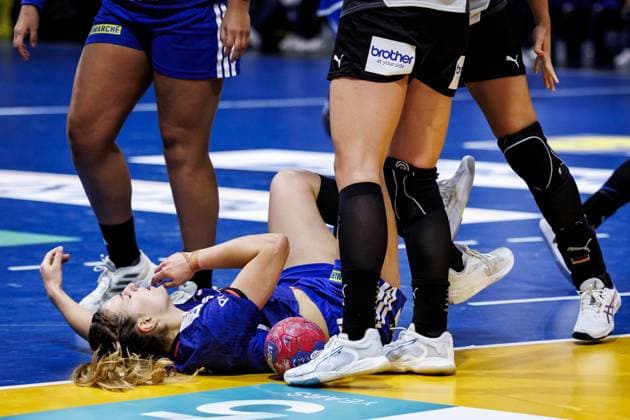ROTTERDAM - Clarisse Mairot (FRA) lies on the ground during Germany s semifinal match against France at the World Handball Championship. ANP IRIS VAN DEN BROEK xVIxANPxSportx xxANPxIVx 544683595 originalFilename: 544683595.jpg