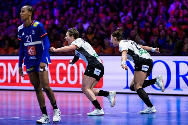 251212 Alina Grijseels and Emily Vogel of Germany celebrate during the IHF Women s World Championship semifinal between France and Germany on December 12, 2025 in Rotterdam Photo Joel Marklund BILDBYRAN kod JM JM0755 bbeng handball handboll handball vm handball vm handbolls vm ihf handball world championship world handball championship 2025 world championship 2025 semifinal semifinals france germany france germany dam jubel  Copyright: JOELxMARKLUND BB251212JM031