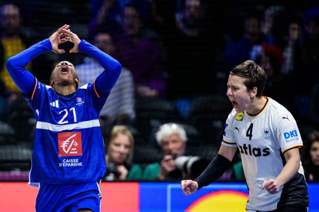 251212 Orlane Kanor of France looks dejected when Alina Grijseels of Germany celebrates during the IHF Women s World Championship semifinal between France and Germany on December 12, 2025 in Rotterdam Photo Joel Marklund BILDBYRAN kod JM JM0755 bbeng handball handboll handball vm handball vm handbolls vm ihf handball world championship world handball championship 2025 world championship 2025 semifinal semifinals frankrike tyskland france germany dam depp jubel  Copyright: JOELxMARKLUND BB251212JM035