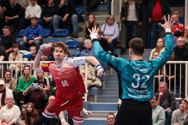 12 12 2025, Handball, Season 2025 2026, 2 Handball Bundesliga, 15 Matchday, TuSEM Essen TuS N Lübbecke, f l Tim Mast TuSEM Essen , Goalkeeper Leon Grabenstein TuS N LÜbbecke , Essen Am Hallo NRW Germany xRHR PHOTO DEx Copyright: DennisxEwert RHR-FOTOx RHR-FOTO DE